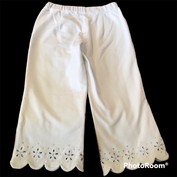 🆕NWOT Quacker Factory White Capri Pants with Scallop Hem & Floral Cut Outs - Picture 2 of 6